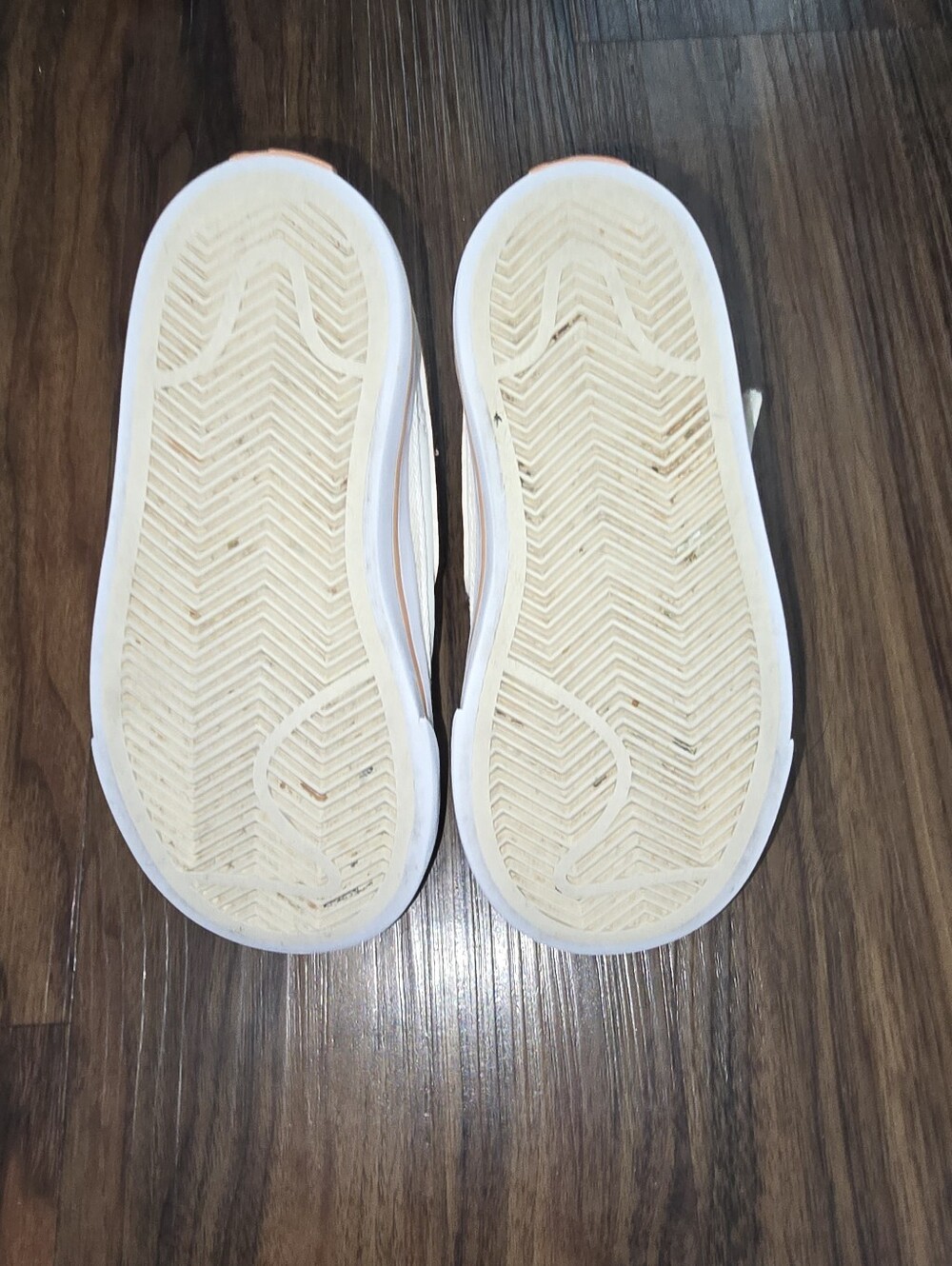 Nike Kids White Sneakers with Peach Swoosh 8.5 - Picture 3 of 5